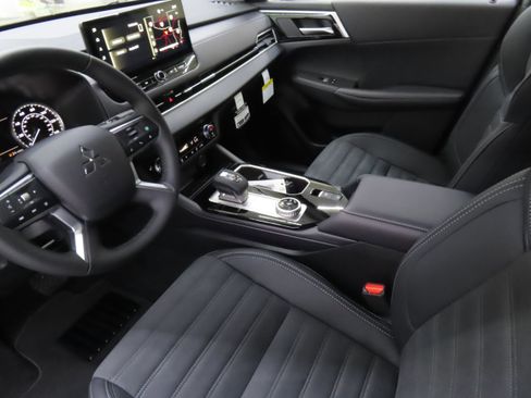 New 2025 Mitsubishi Outlander SE image 20