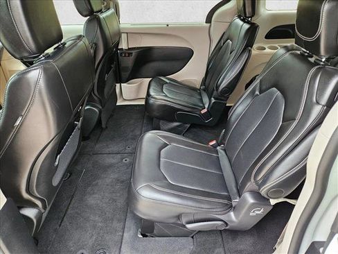 Used 2024 Chrysler Pacifica Touring-L FWD image 17