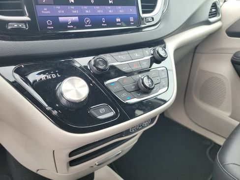 Used 2024 Chrysler Pacifica Touring-L FWD image 21