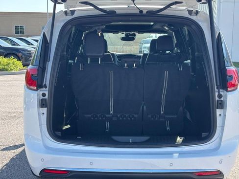 Used 2026 Chrysler Pacifica Limited FWD image 8