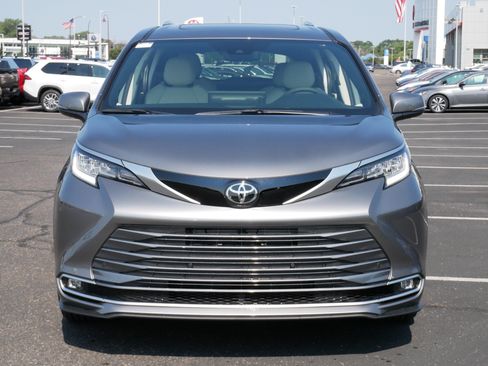 Used 2026 Toyota Sienna Limited FWD image 2
