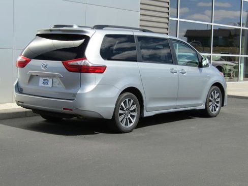 Used 2020 Toyota Sienna XLE image 9