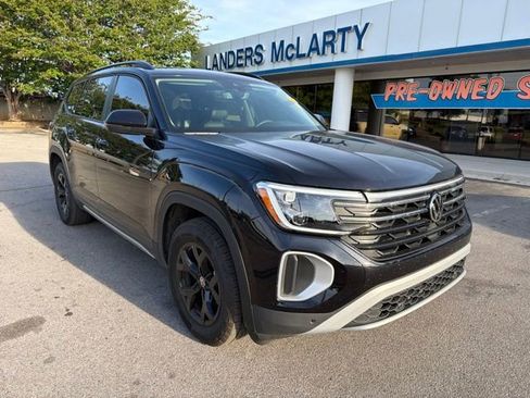 Used 2025 Volkswagen Atlas Peak Edition SE AWD/4WD image 2