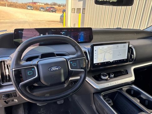 Used 2025 Ford Expedition Platinum AWD/4WD image 14