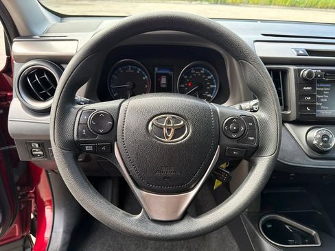 Used 2018 Toyota RAV4 LE AWD/4WD image 16