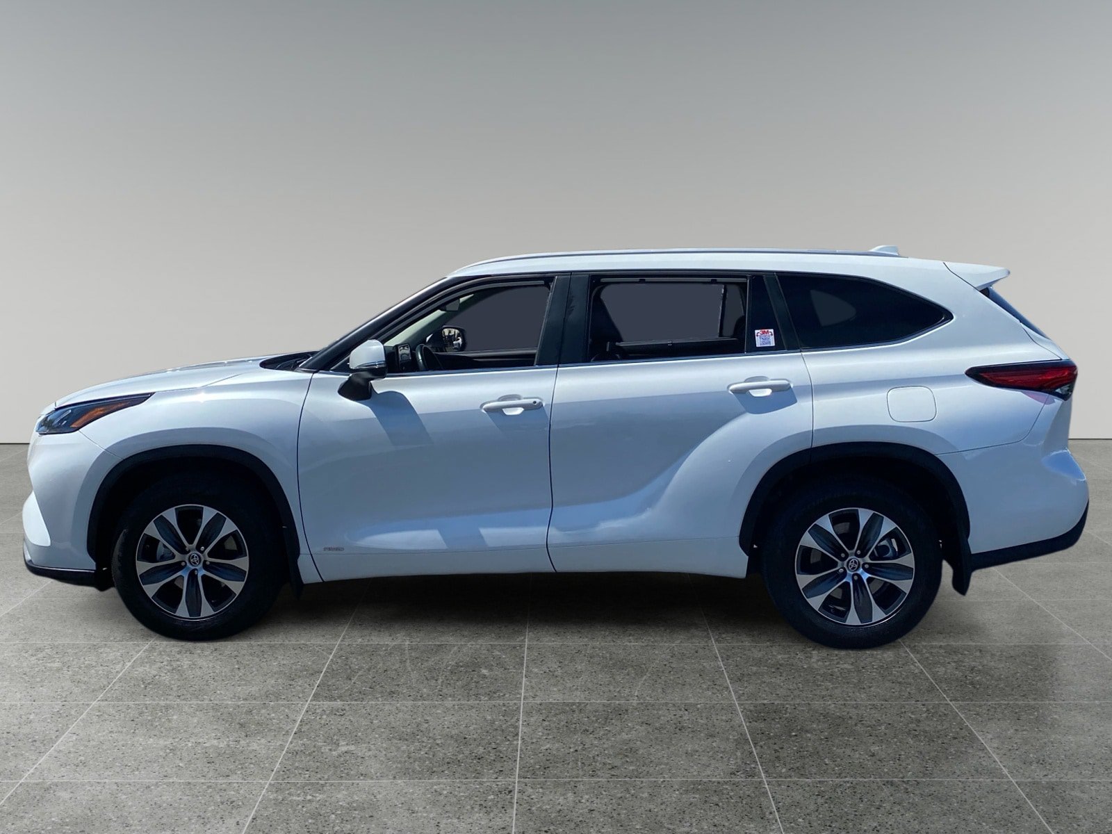 Used 2023 Toyota Highlander XLE AWD/4WD image 2