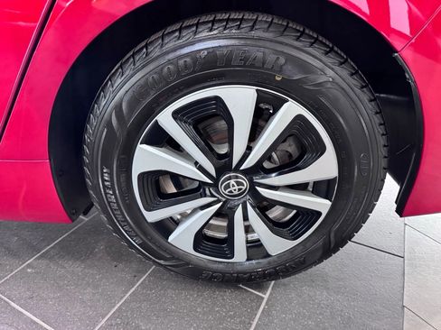 Used 2017 Toyota Prius Prime Premium image 31