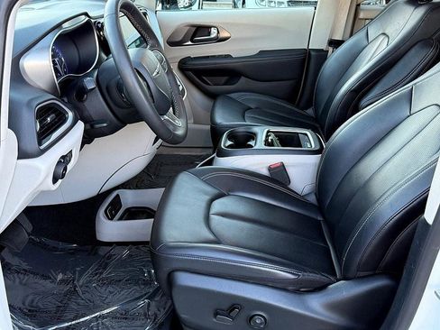 Used 2024 Chrysler Pacifica Touring-L image 13