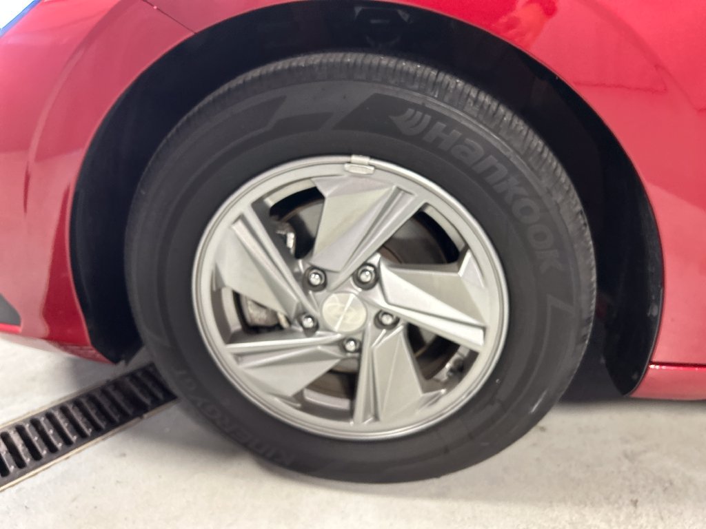 Used 2025 Hyundai Elantra SE FWD image 9