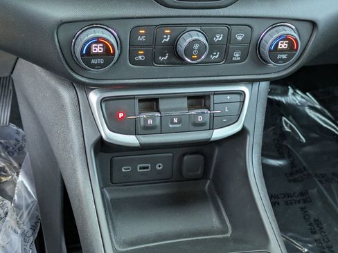 Used 2023 GMC Terrain SLE w/ Driver Convenience Package image 20