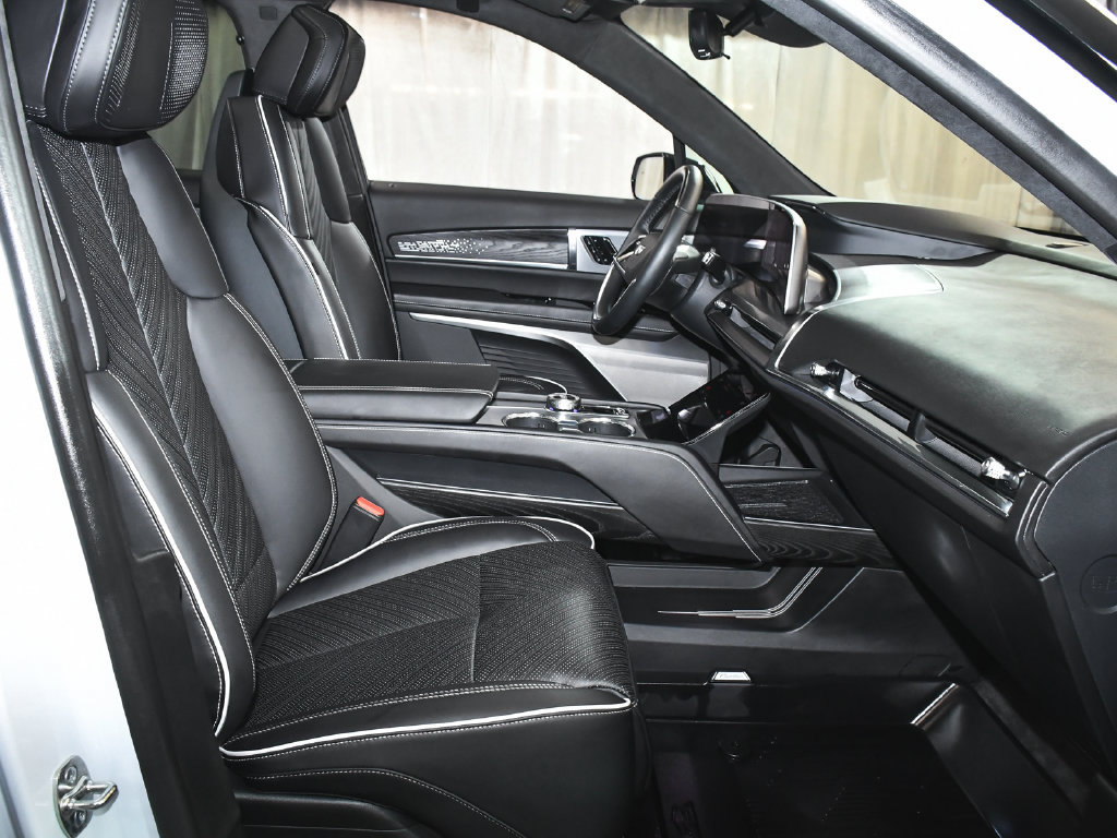 Used 2026 Cadillac Vistiq Platinum w/ LPO, Floor Liner Package AWD/4WD image 60
