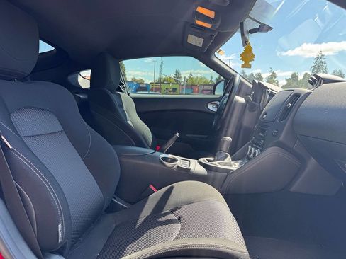 Used 2016 Nissan 370Z Coupe RWD image 10