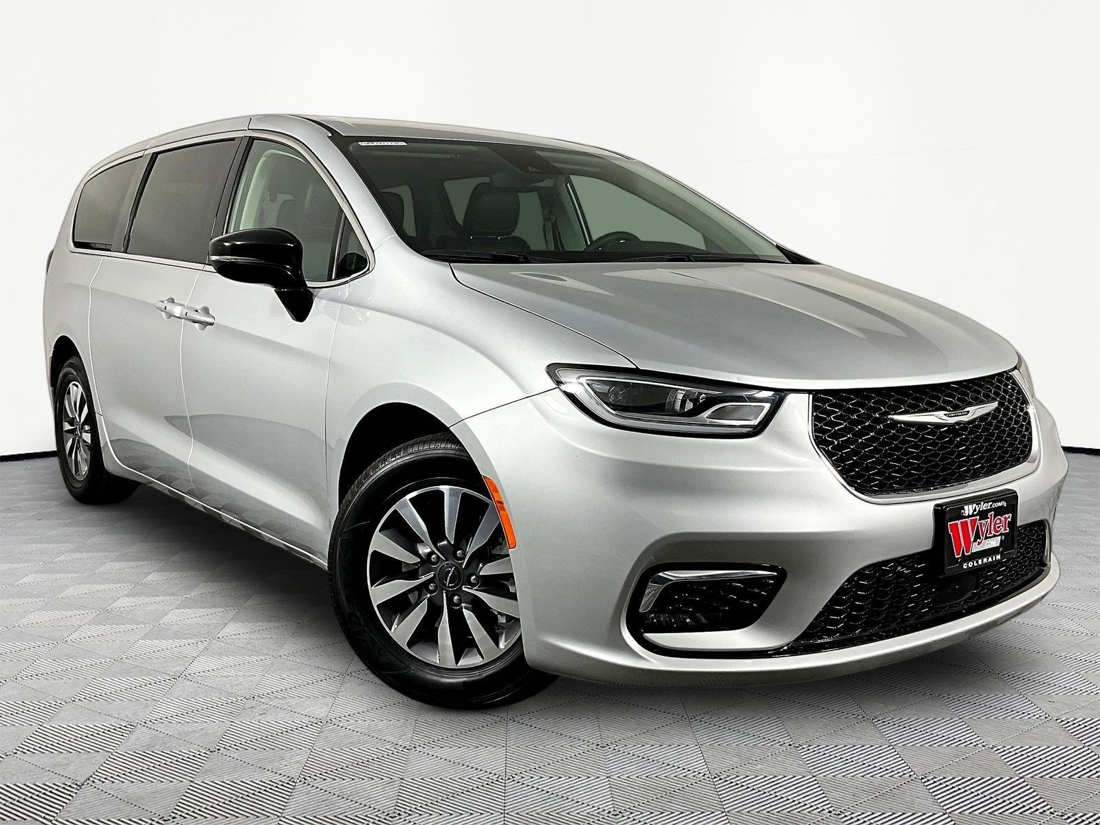 Used 2024 Chrysler Pacifica Limited FWD image 3