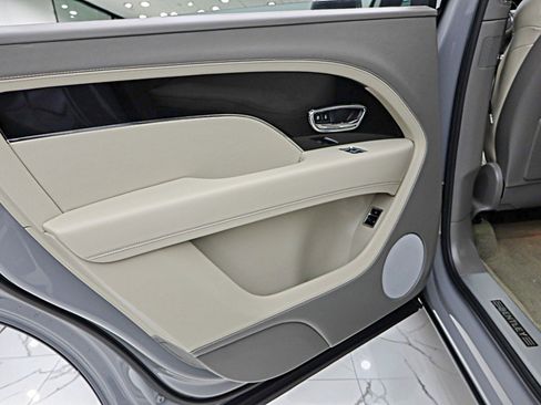Used 2024 Bentley Bentayga Extended Wheelbase AWD/4WD image 50