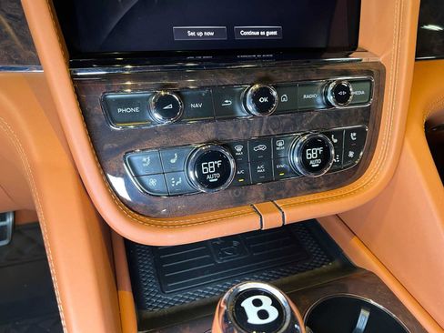 Used 2022 Bentley Bentayga AWD/4WD image 39