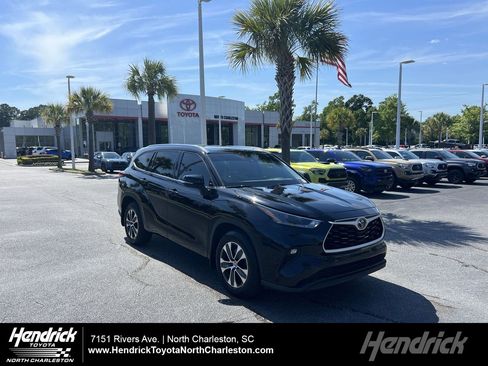 Used 2021 Toyota Highlander XLE AWD/4WD image 1