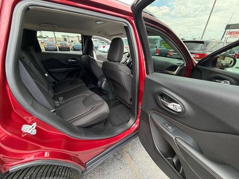 Used 2015 Jeep Cherokee Latitude w/ Comfort/Convenience Group FWD image 14