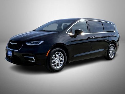 Used 2025 Chrysler Pacifica Select image 1