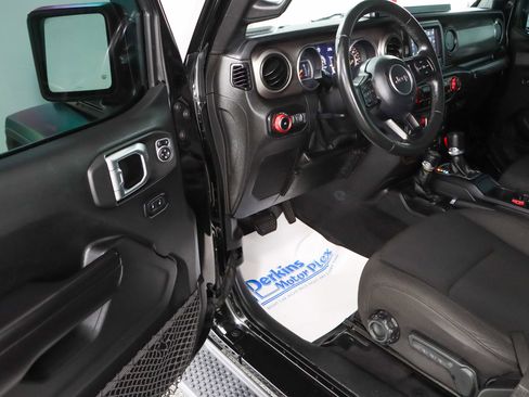 Used 2018 Jeep Wrangler Unlimited Sport S AWD/4WD image 3