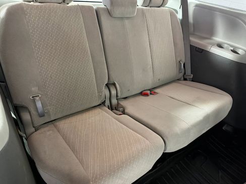 Used 2019 Toyota Sienna LE AWD/4WD image 37