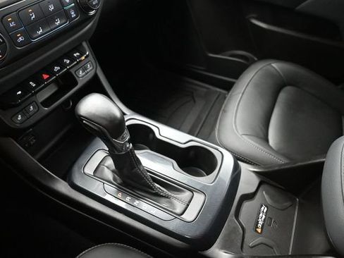 Used 2022 Chevrolet Colorado Z71 AWD/4WD image 9