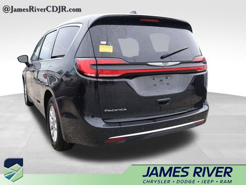 Used 2025 Chrysler Pacifica Select FWD image 18