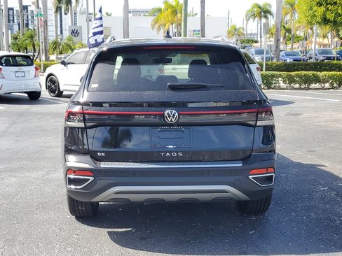 Used 2025 Volkswagen Taos SE w/ Panoramic Sunroof Package image 4