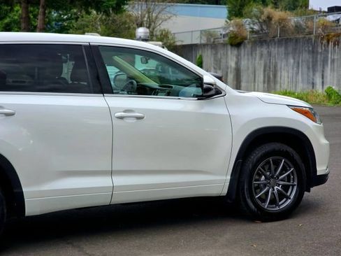 Used 2016 Toyota Highlander LE AWD/4WD image 12