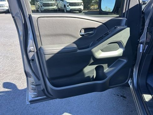 Used 2024 Nissan Frontier SV w/ SV Convenience Package image 12