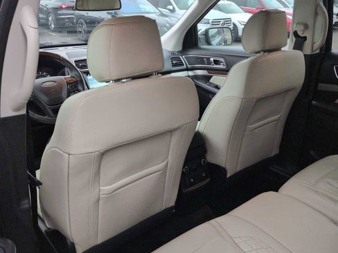 Used 2017 Ford Explorer Platinum image 19