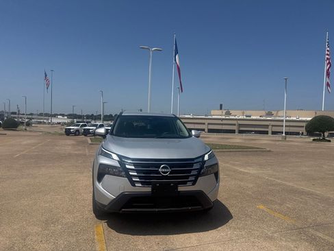 Certified 2025 Nissan Rogue SV FWD image 4