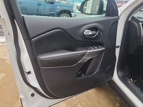 Used 2019 Jeep Cherokee Limited w/ Technology Group image 6