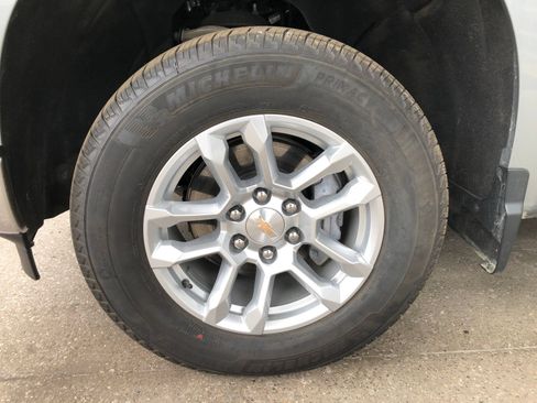 Used 2025 Chevrolet Silverado 1500 LT AWD/4WD image 4