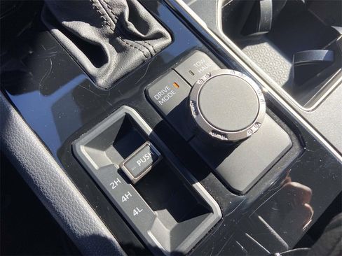 Used 2024 Toyota Tundra Limited image 28