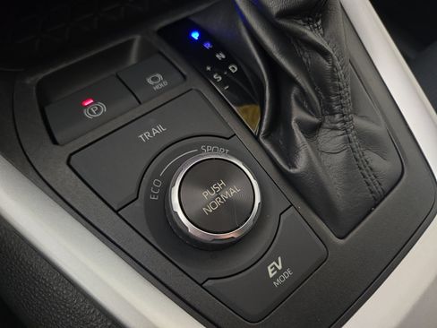 Used 2022 Toyota RAV4 LE AWD/4WD image 29