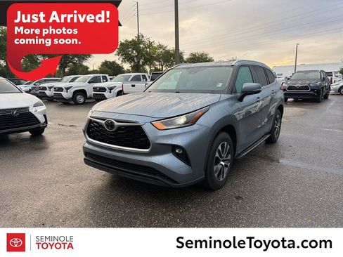 Used 2021 Toyota Highlander XLE FWD image 1
