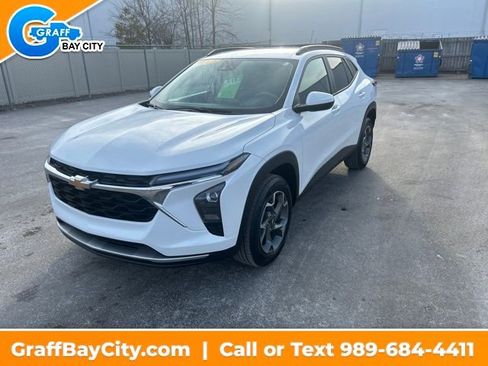 Certified 2025 Chevrolet Trax LT image 1