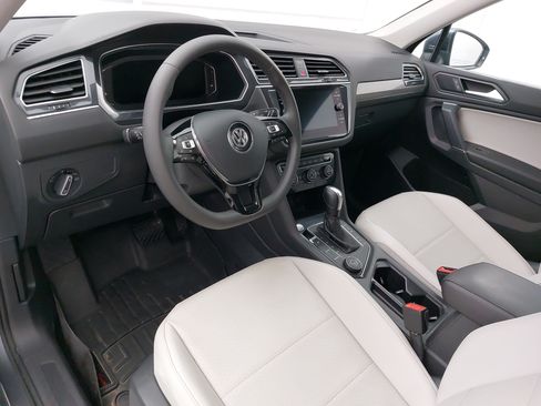 Used 2020 Volkswagen Tiguan SEL w/ 3rd Row Seat Package AWD/4WD image 4