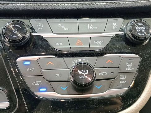 Used 2023 Chrysler Pacifica Limited FWD image 20