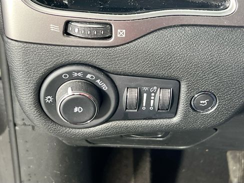 Used 2022 Jeep Cherokee Limited image 10