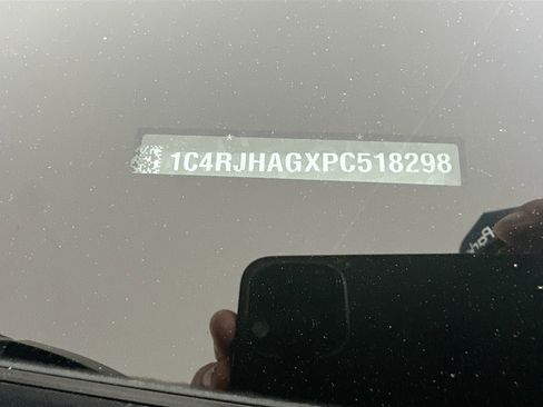 Used 2023 Jeep Grand Cherokee Altitude image 12