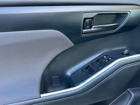 Used 2023 Toyota Highlander LE image 12