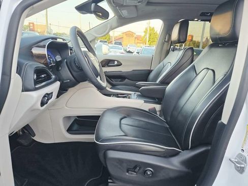 Used 2022 Chrysler Pacifica Limited AWD/4WD image 9