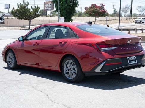 Used 2024 Hyundai Elantra SEL FWD image 7