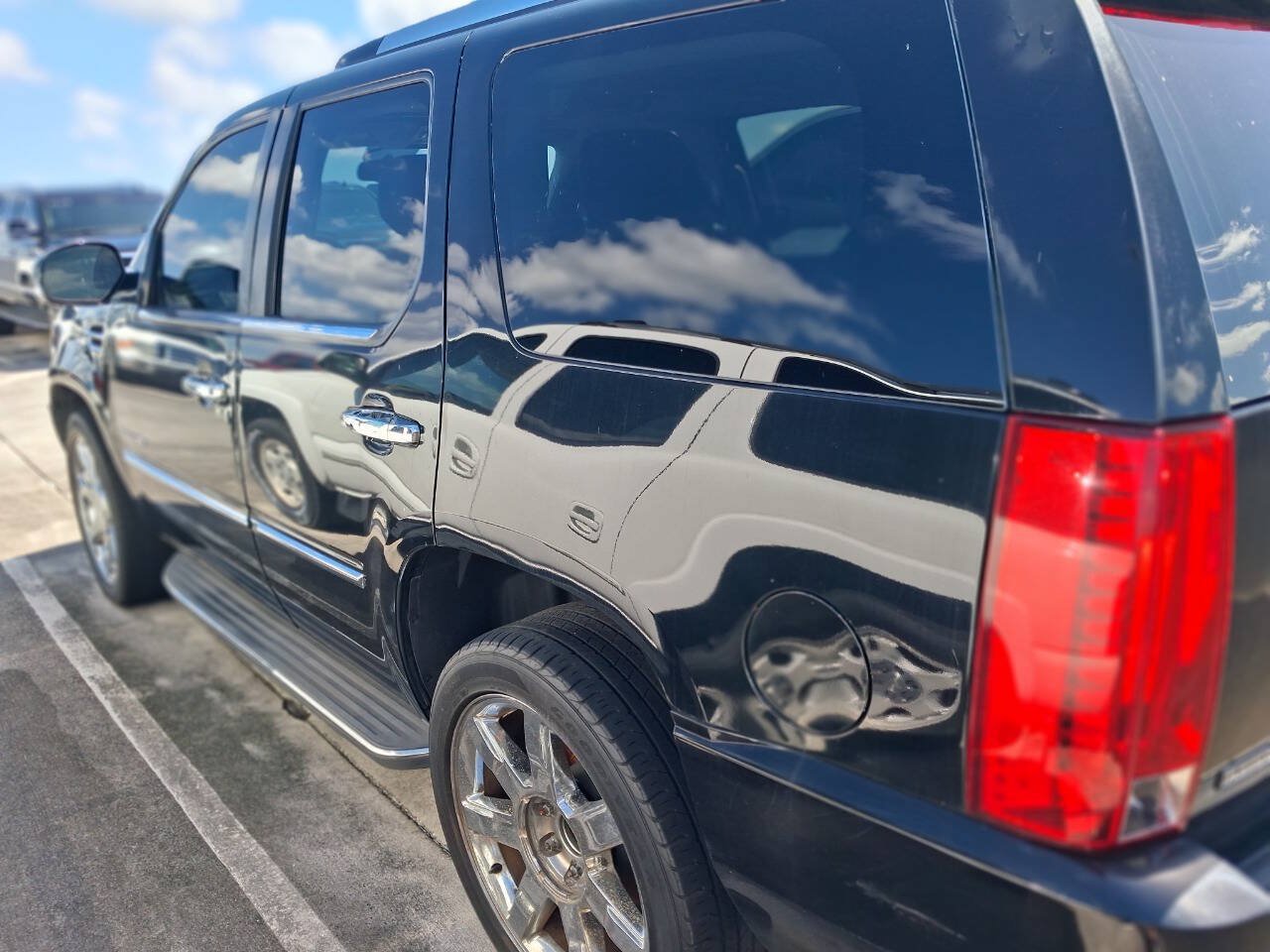 Used 2011 Cadillac Escalade Luxury RWD image 5