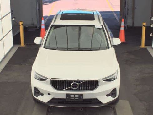 Used 2025 Volvo XC40 B5 Plus AWD/4WD image 2