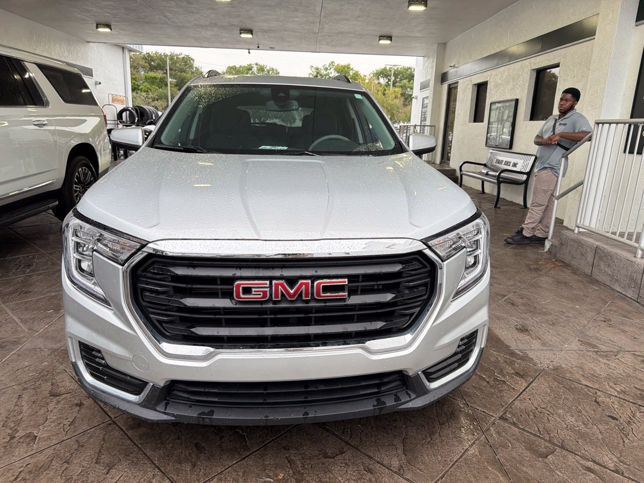 Used 2022 GMC Terrain SLE w/ Driver Convenience Package FWD image 2