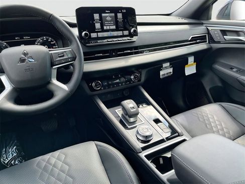 New 2025 Mitsubishi Outlander Base image 27