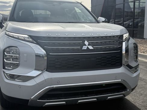 Used 2025 Mitsubishi Outlander SE image 31