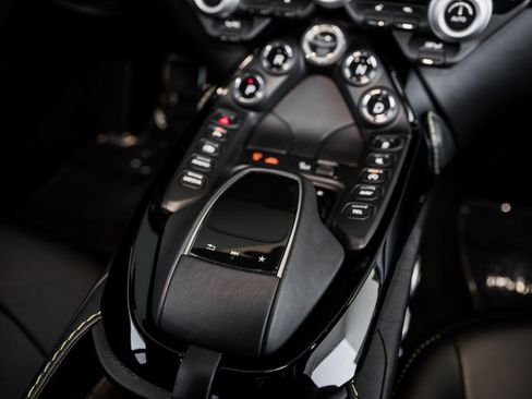 Used 2020 Aston Martin V8 Vantage Coupe RWD image 26